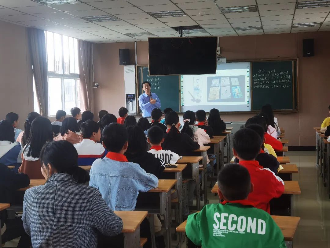 市妇联邀请了江西省诗词联协会会员陈建荣老师,到官山小学给同学们上