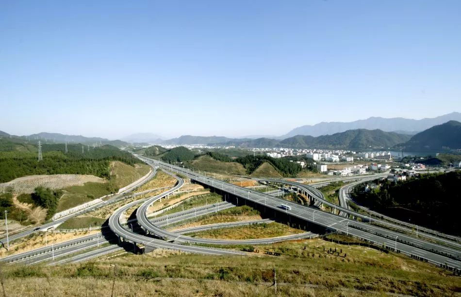 高速新安江互通在2005年底建成安仁至洋溪段高速公路2006年洋溪至淳安