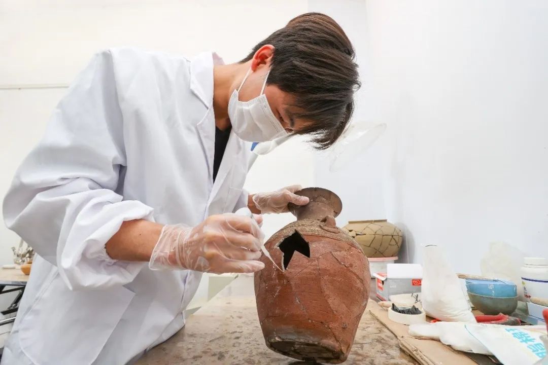 一件文物就"拼"起来啦文物修复后器物绘图是文物资料整理的重要环节取