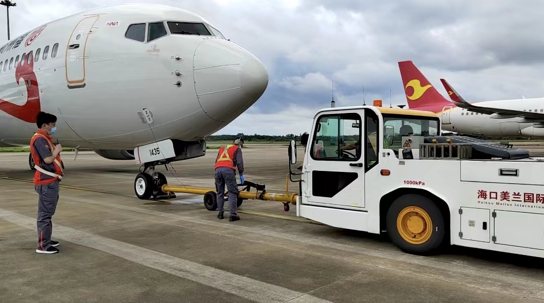 美兰机场汽服部联合海技中南基地开展航空器牵引应急处置专项演练
