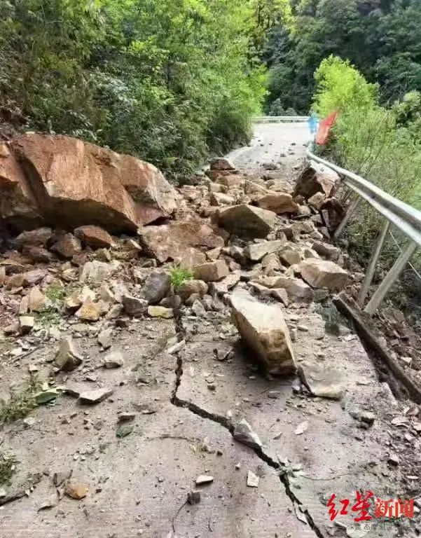 雅安漢源4.8級地震:通往牛背山景區道路垮塌嚴重,實施交通管制