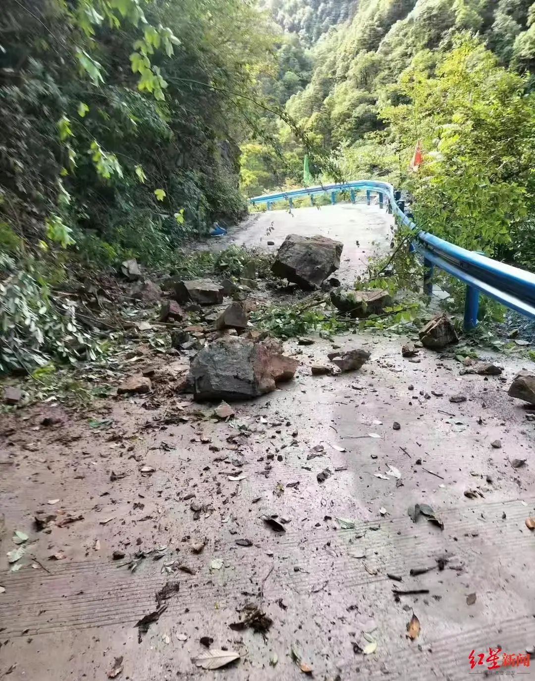 雅安汉源48级地震通往牛背山景区道路垮塌严重实施交通管制