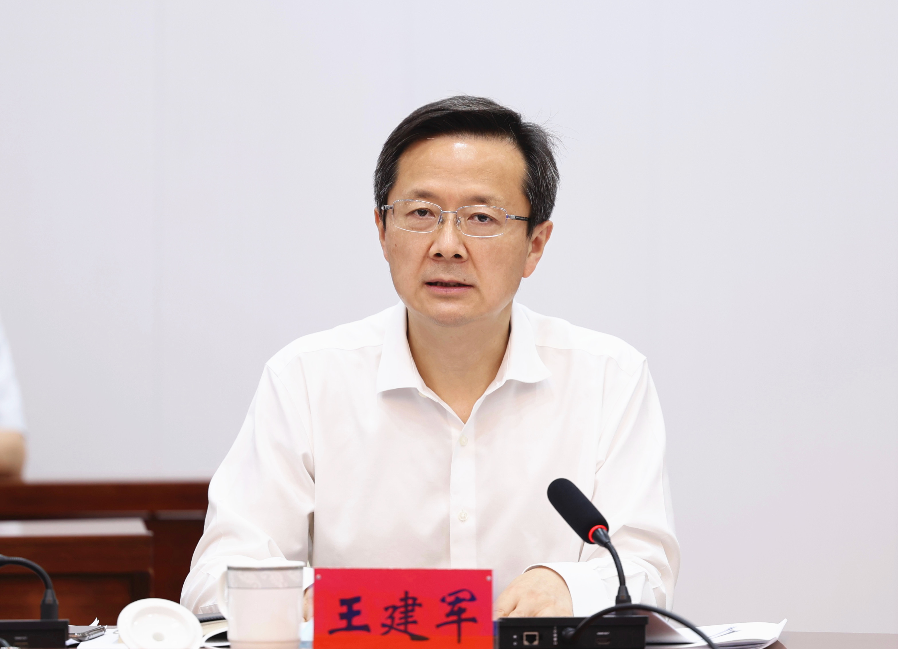 就做好专题民主生活会后续工作,王建军表示,要在问题整改上务求实效.