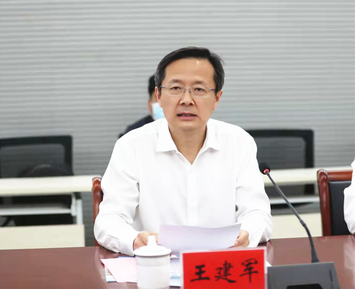 孙爱武简要介绍了学校基本情况和事业发展取得的成绩.