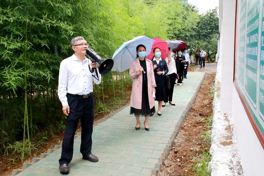 武宣縣中學,與會人員認真地傾聽該校校長黃振輝對清廉文化的講解