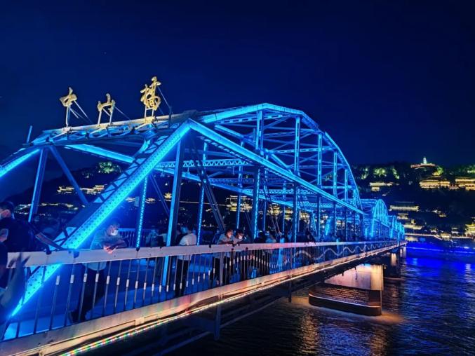 许多市民还特地赶来,或自拍,或拍视频,笑声中流露着自信和幸福.