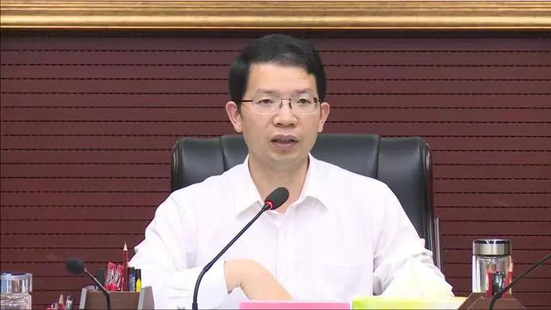 县领导赖道德,蓝晓植,邱良东,丁荣威出席会议.