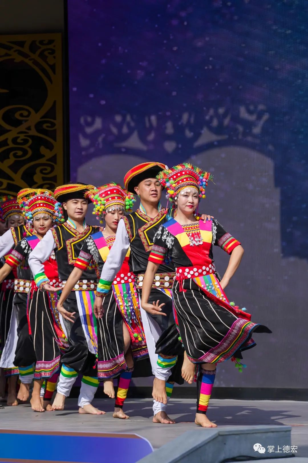 《大山密码》▲傣族舞蹈《赶摆》启动仪式上,德宏世居少数民族歌舞