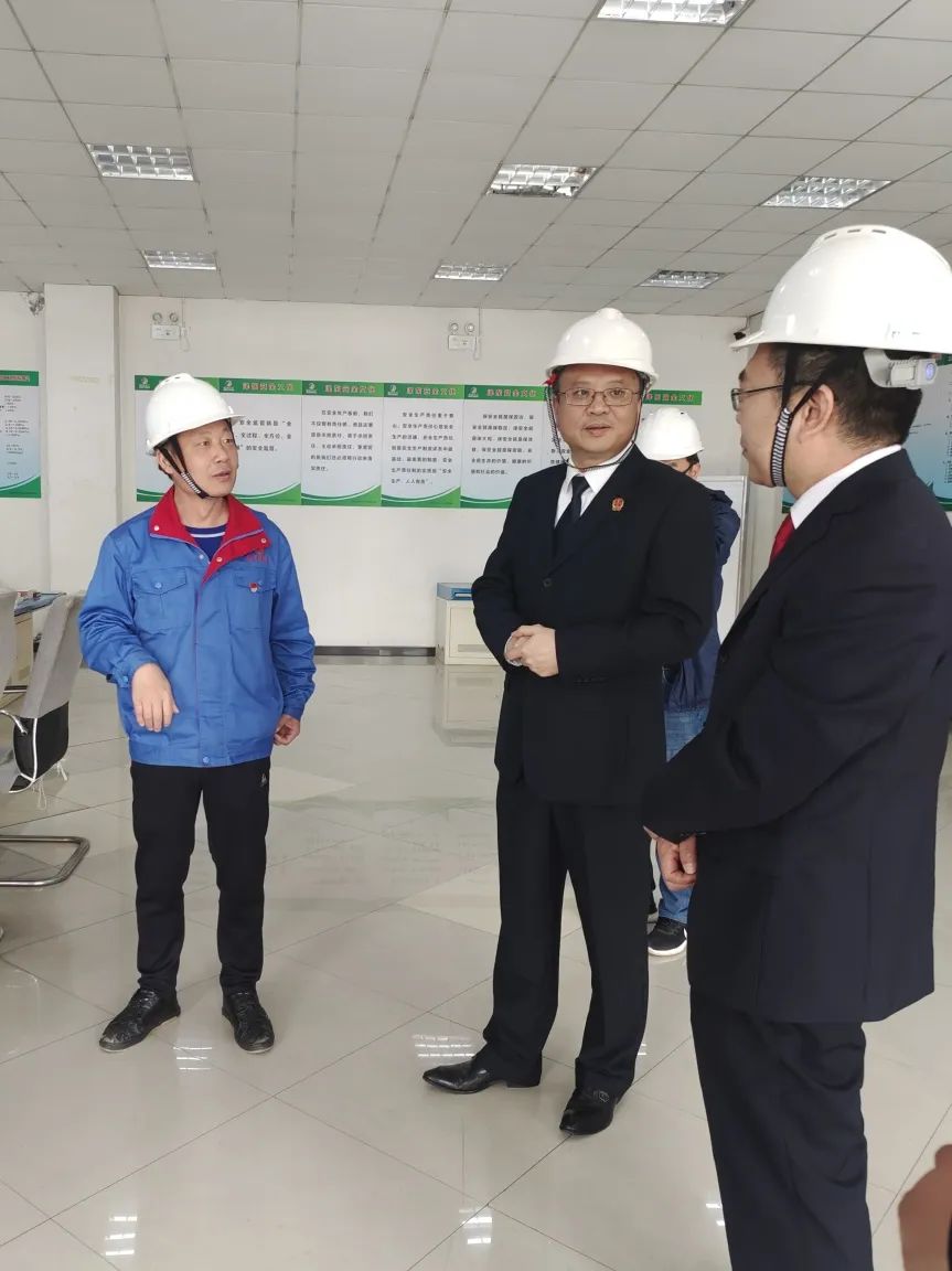 调研中,泽东化工集团董事长,襄阳市人大代表赵俊华就企业经营状况,营