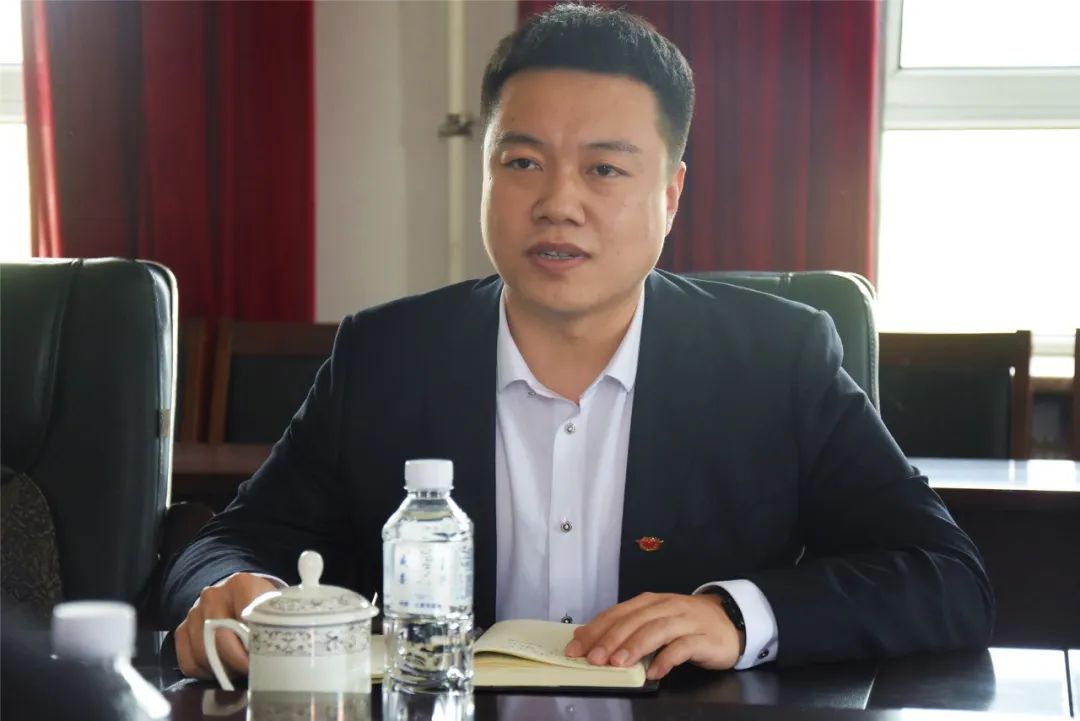 月24日,宝山区人民法院党组书记,院长曹建军一行走访双鸭山亚泰煤业有