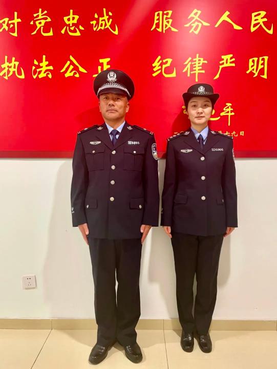 司法警察执勤服:着春秋,冬执勤服时,佩戴扣式软质肩章和软质警号,胸徽