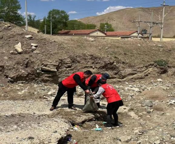 红召乡开展美化人居环境共建文明家园志愿者活动