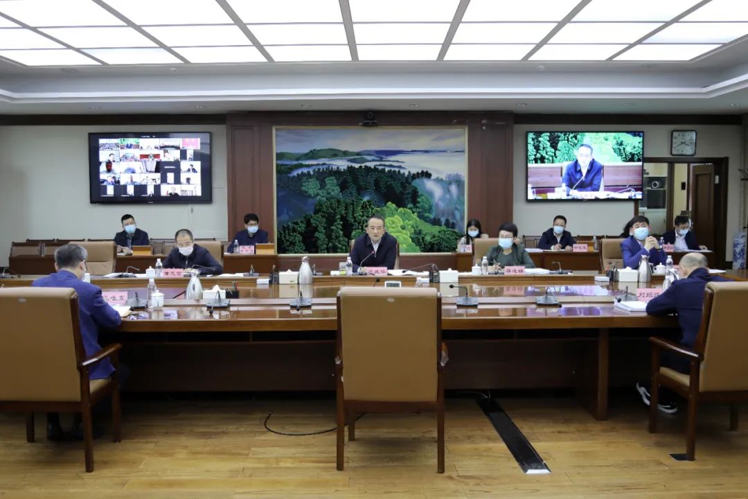 地委副书记,行署专员范庆华主持召开大兴安岭地区行署常务会议