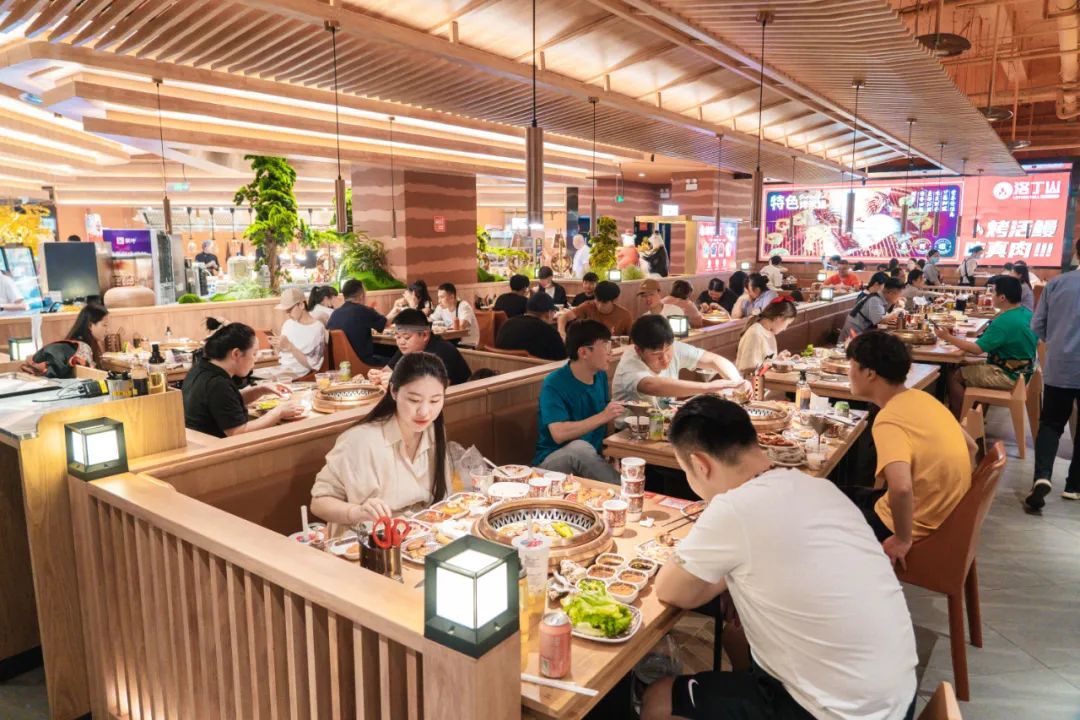 5月22日,午餐时间包河万达室内餐厅,顾客在店内有序就餐.