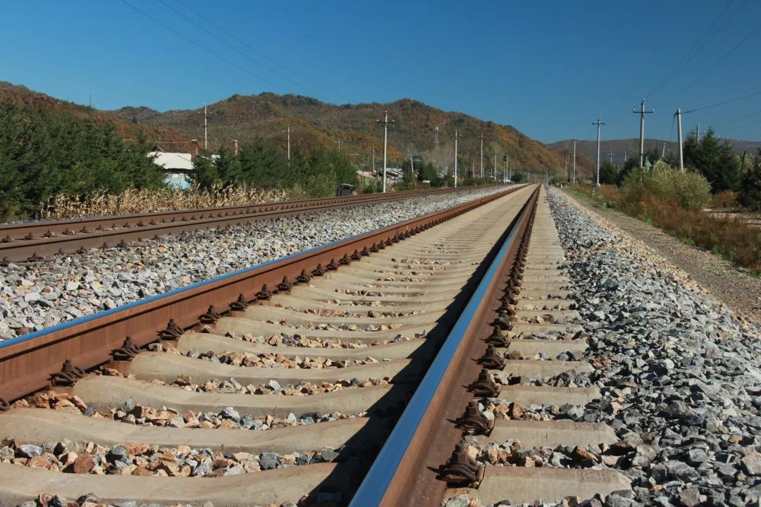 逐渐更换为无缝线路铁道线上的有缝线路也在不断提高旅客对出行舒适度