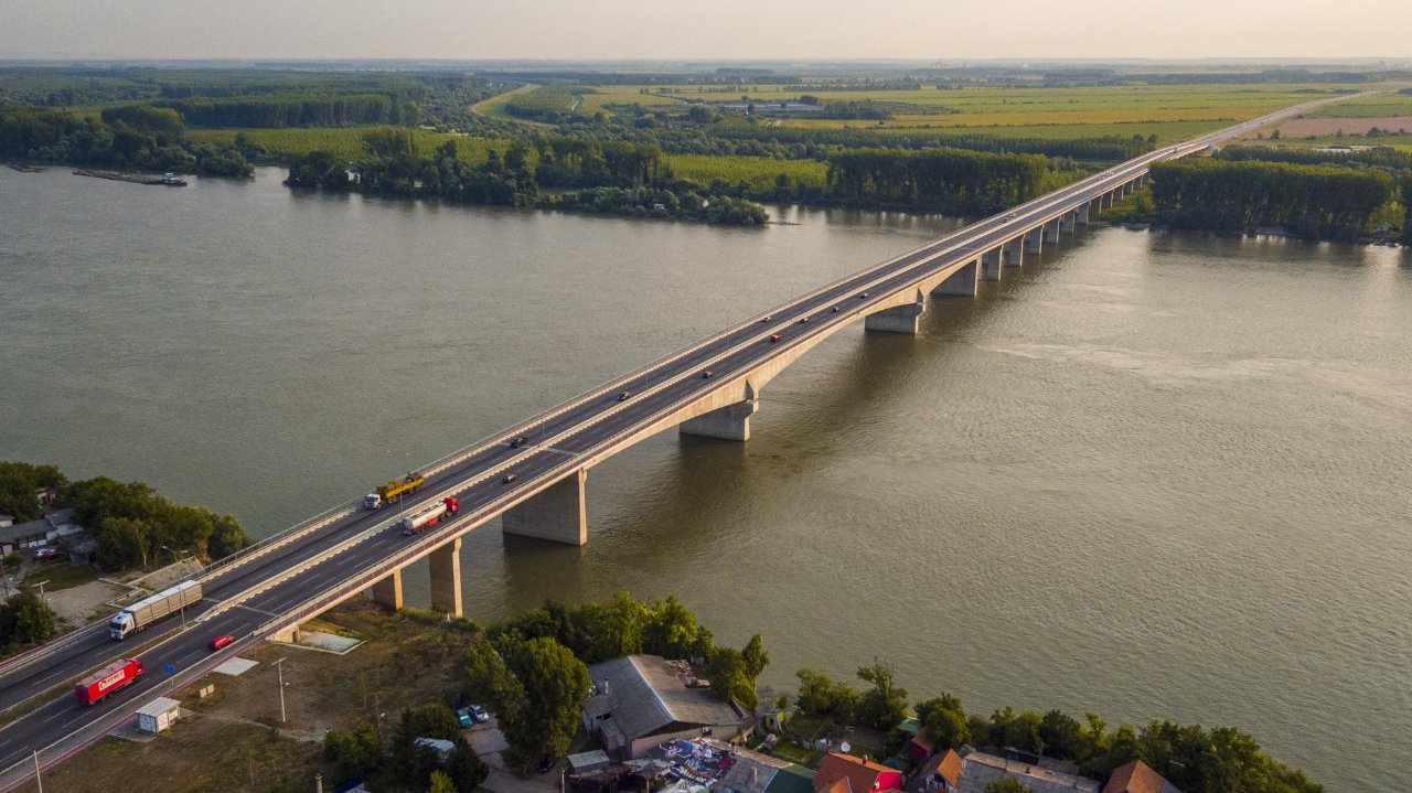 圆满完成了塞尔维亚泽蒙大桥的施工,打造了我国在欧洲建桥的"一张名片