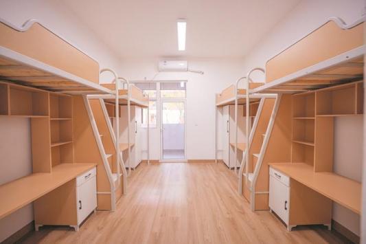 新校区建有学生宿舍750间,环境温馨明亮,每间可安排四位同学入住,全部