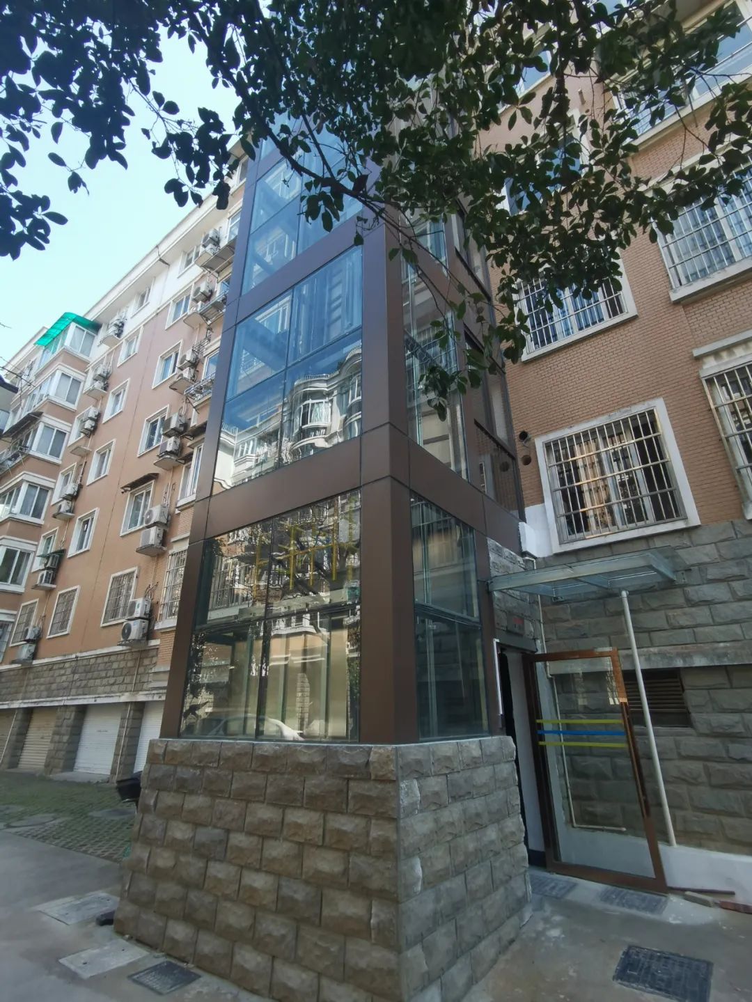 连廊等设计,方便乘梯人员进出,并安装了临安区首台直角开门的加装电梯