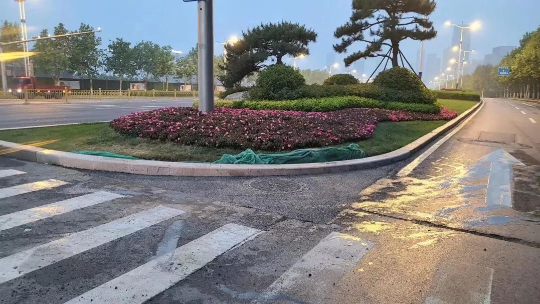 改造前后对比1西出口主辅路分隔带端头做圆弧处理,车辆转弯更顺畅