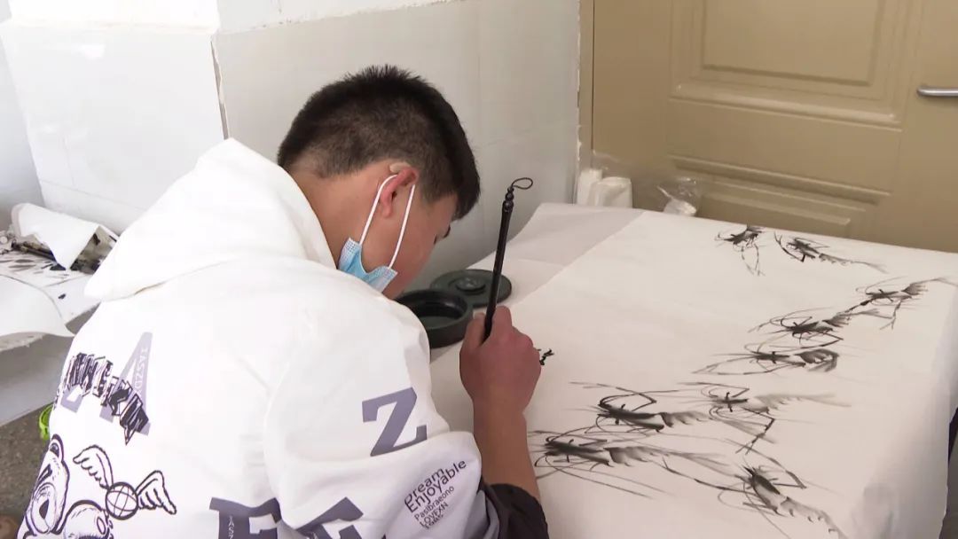 县教科局组织开展多彩贵州我的家现场绘画比赛活动