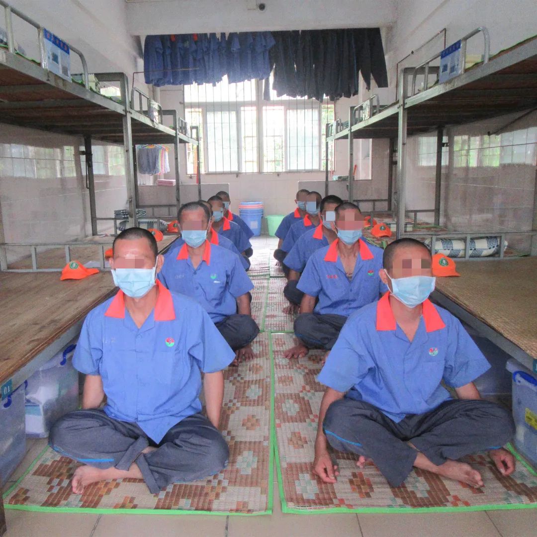 大队心理咨询师运用正念训练等视听材料,指导戒毒人员在宿舍,心理活动