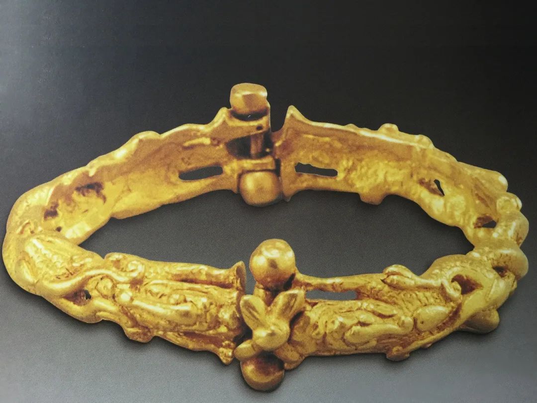 还出现了工艺更为复杂的金镶宝手镯,如隋朝李静训墓出土的一对金镯