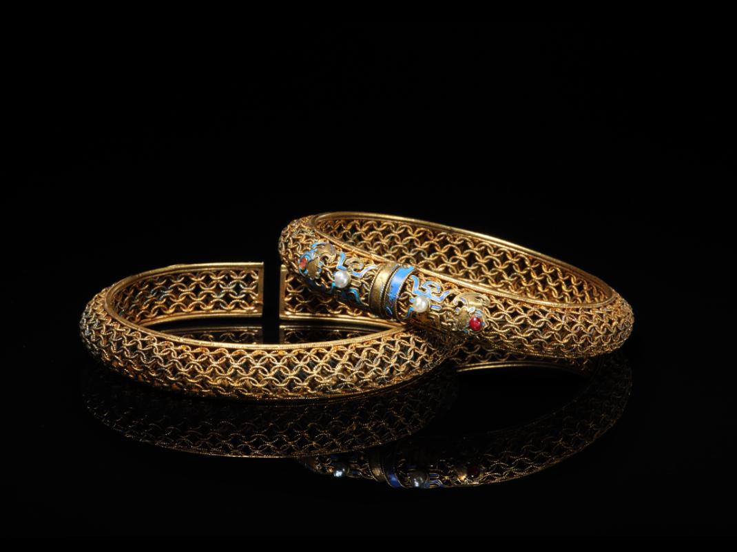 清 银镀金累丝手镯故宫博物院藏清 银镶珠石镯故宫博物院藏然而带有