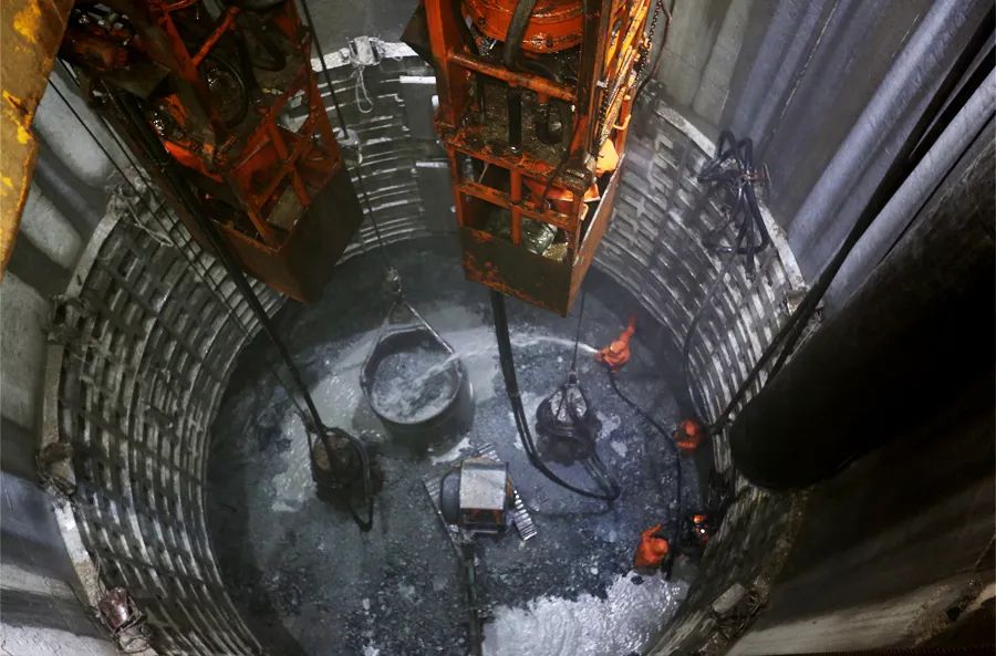 亚洲纪录15518米中国黄金集团纱岭金矿主井落底成井