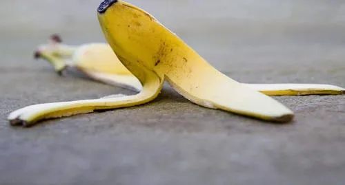乱扔香蕉皮看图图片