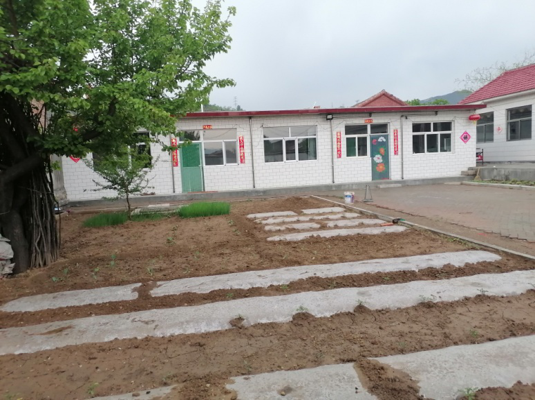 图为十星级文明户古交市马兰镇营立村马全明的院子.