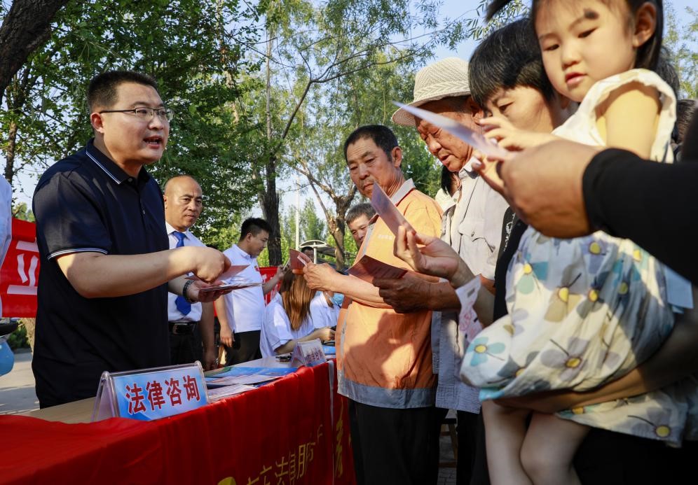 济南莱芜高庄法律服务所党支部书记、主任王其欣义务为群众提供法律咨询服务