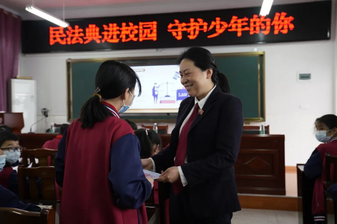 以法为名典亮童心护航成长巴东法院开展未成年法律知识宣传进校园活动