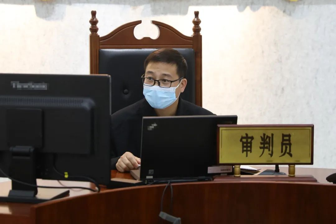 "10岁的小丽在电话中哭着跟西城法院少年家事审判庭法官杨桂林说.