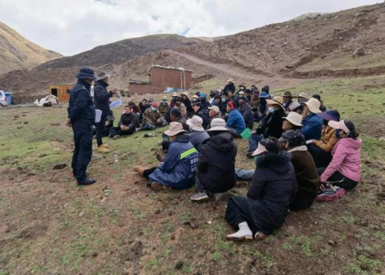 為民辦實事比如鎮培巴村走訪看望慰問蟲草採集期間的留守老人和兒童