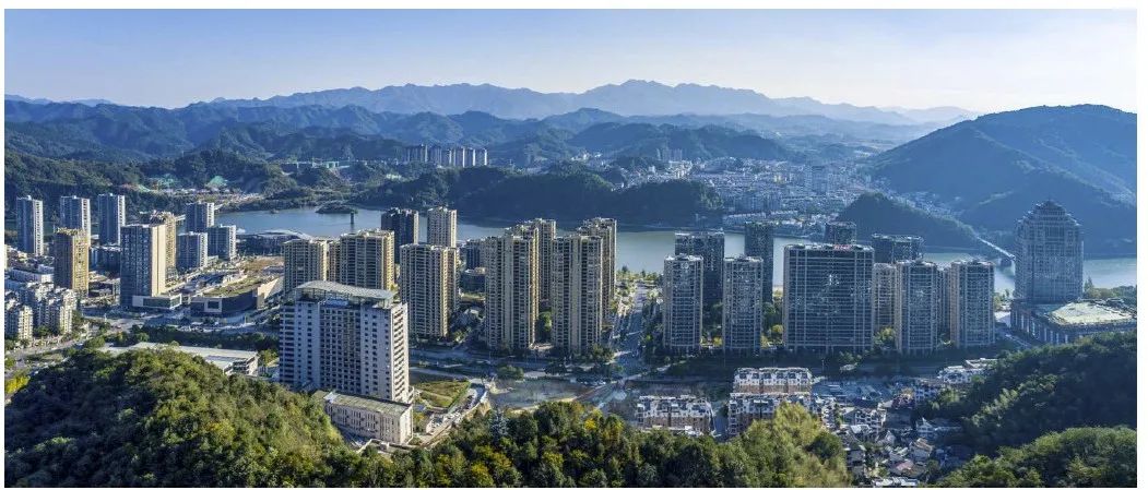 随着新城的开发建设,洋安区块的三个村庄合并成了如今的洋安社区,谢坤