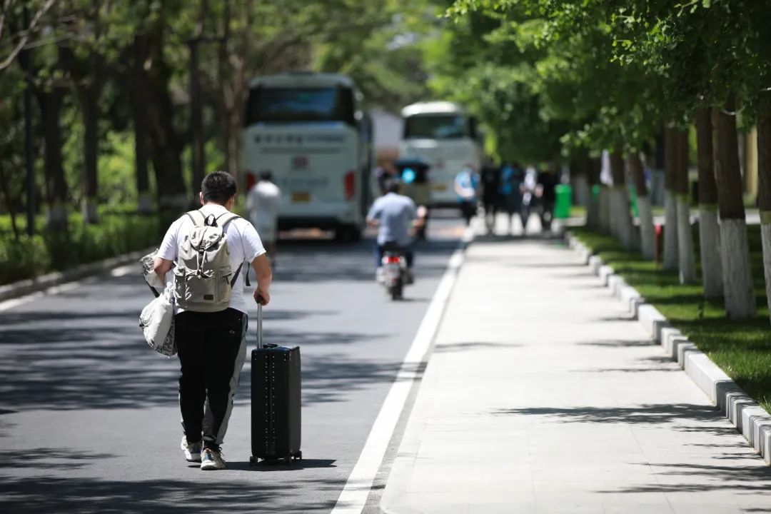 臨別殷勤,臨行依依桑梓情繫,正在此時根據教育部,北京市統一部署學校