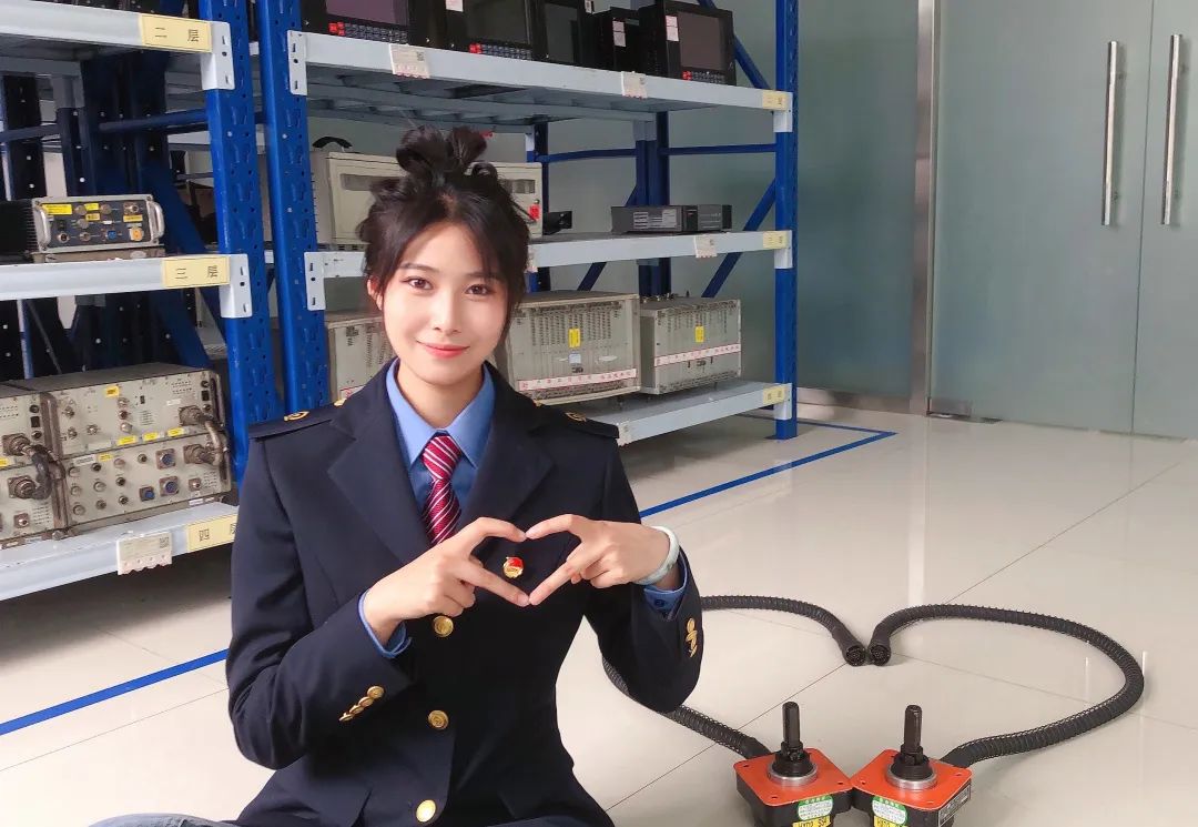 爱是 方向检车员 李渊 王钰鑫 张盼苛——太原车辆段库检车间守护好您