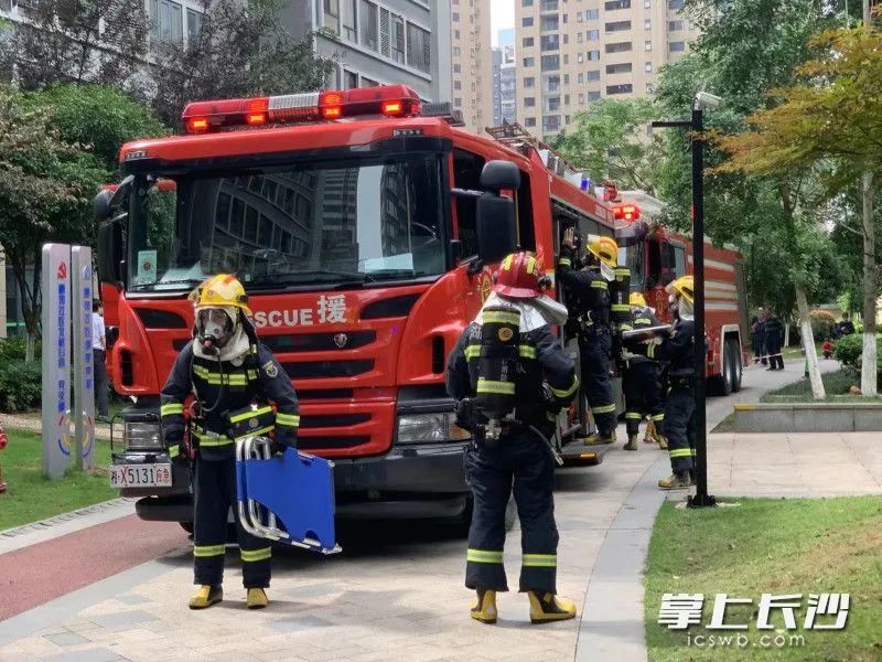 消防车登高平台救出被困人员开福区举行大型消防演练