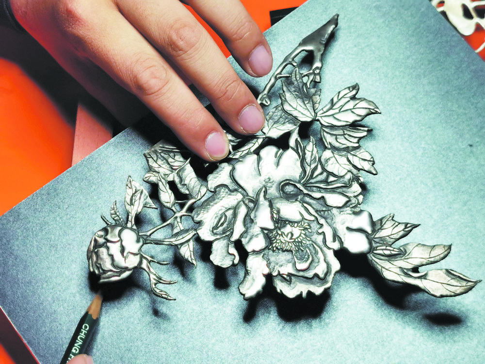 妙手錾银呈牡丹璀璨菏泽银饰錾刻技艺传承人王新博