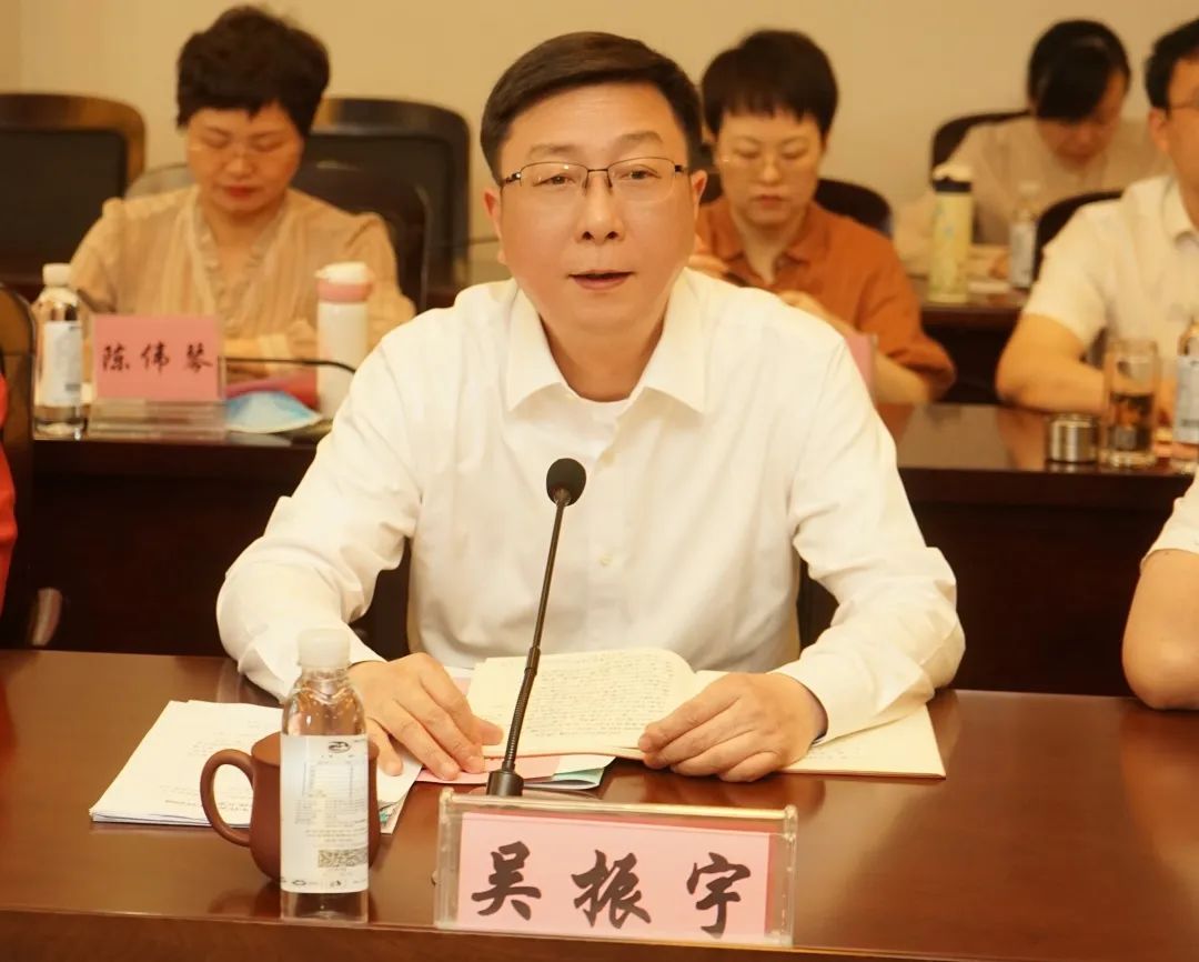 工作动态吴振宇与党外中青班学员座谈