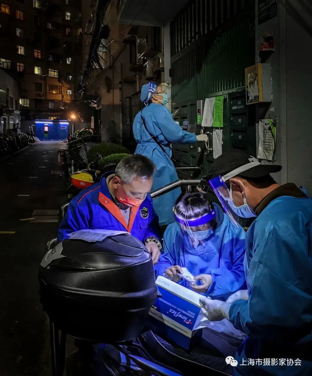 几组镜头定格抗疫中的感动瞬间