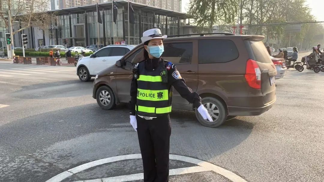 90后硬核女交警张双警营风采