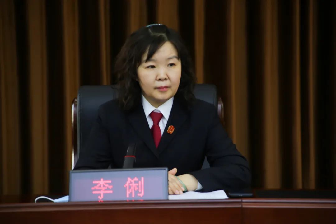 会上,李俐组长代表省法院党组向大兴安岭两级法院荣获喜报的同志颁发