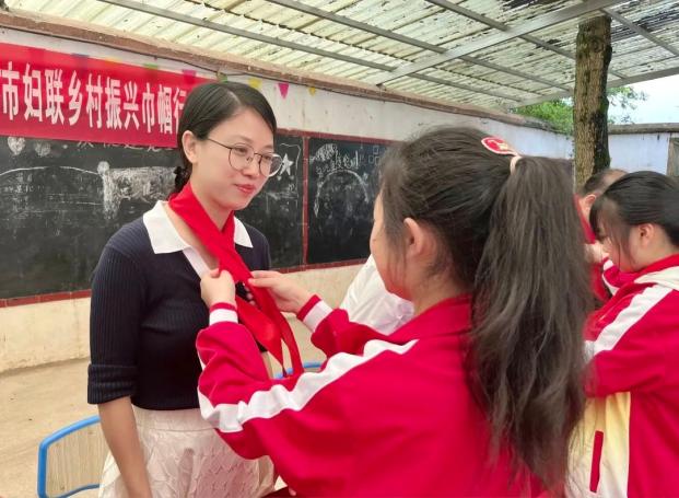 巾帼暖童心书香润未来桂林市妇联赴灵川县开展乡村振兴巾帼行动