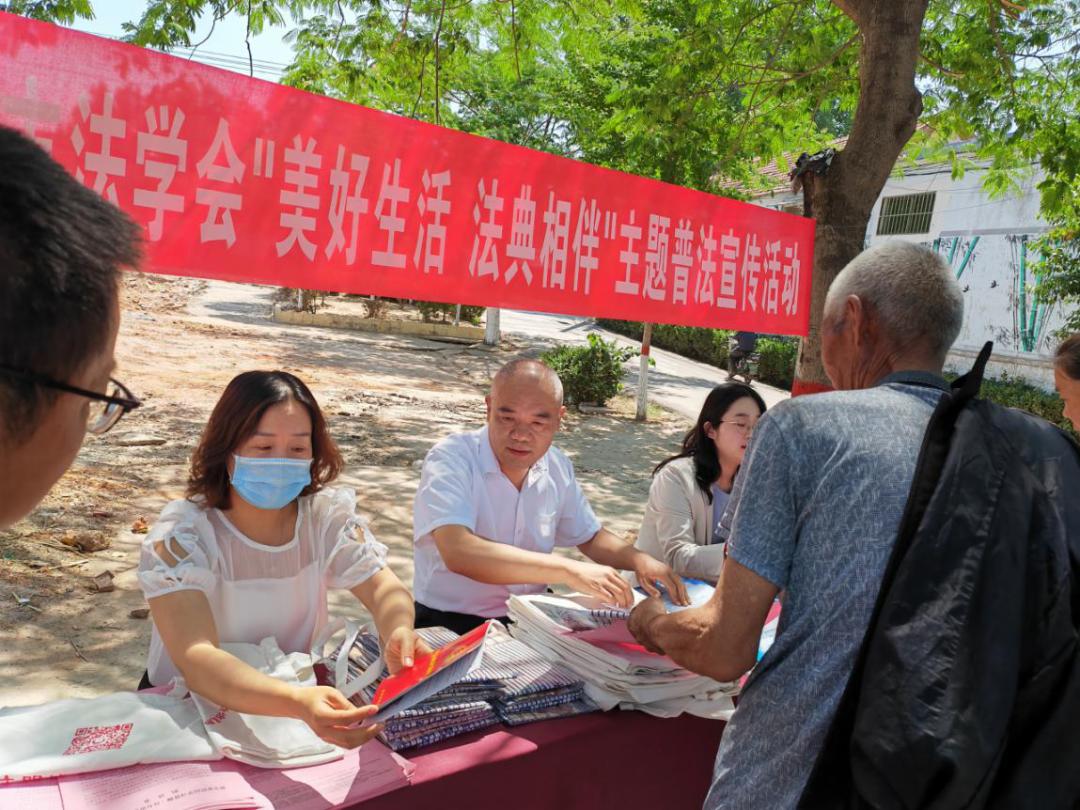 67滕州市司法局滕州市法學會開展民法典普法宣傳進農村活動