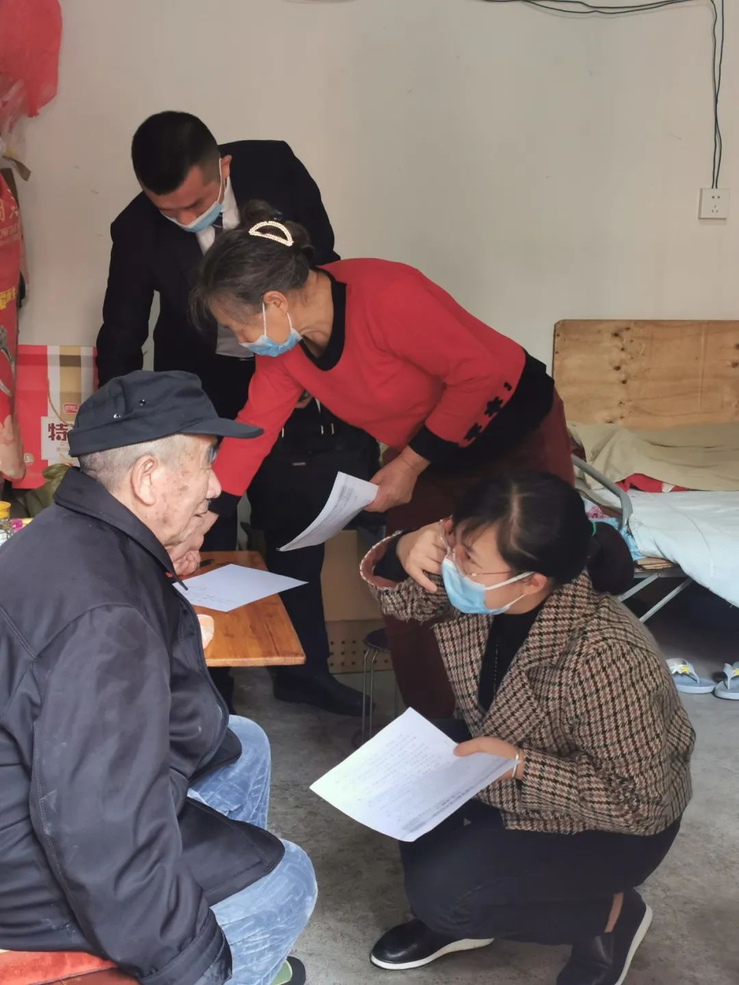 我为群众办实事母子赡养起纠纷现场调解续亲情