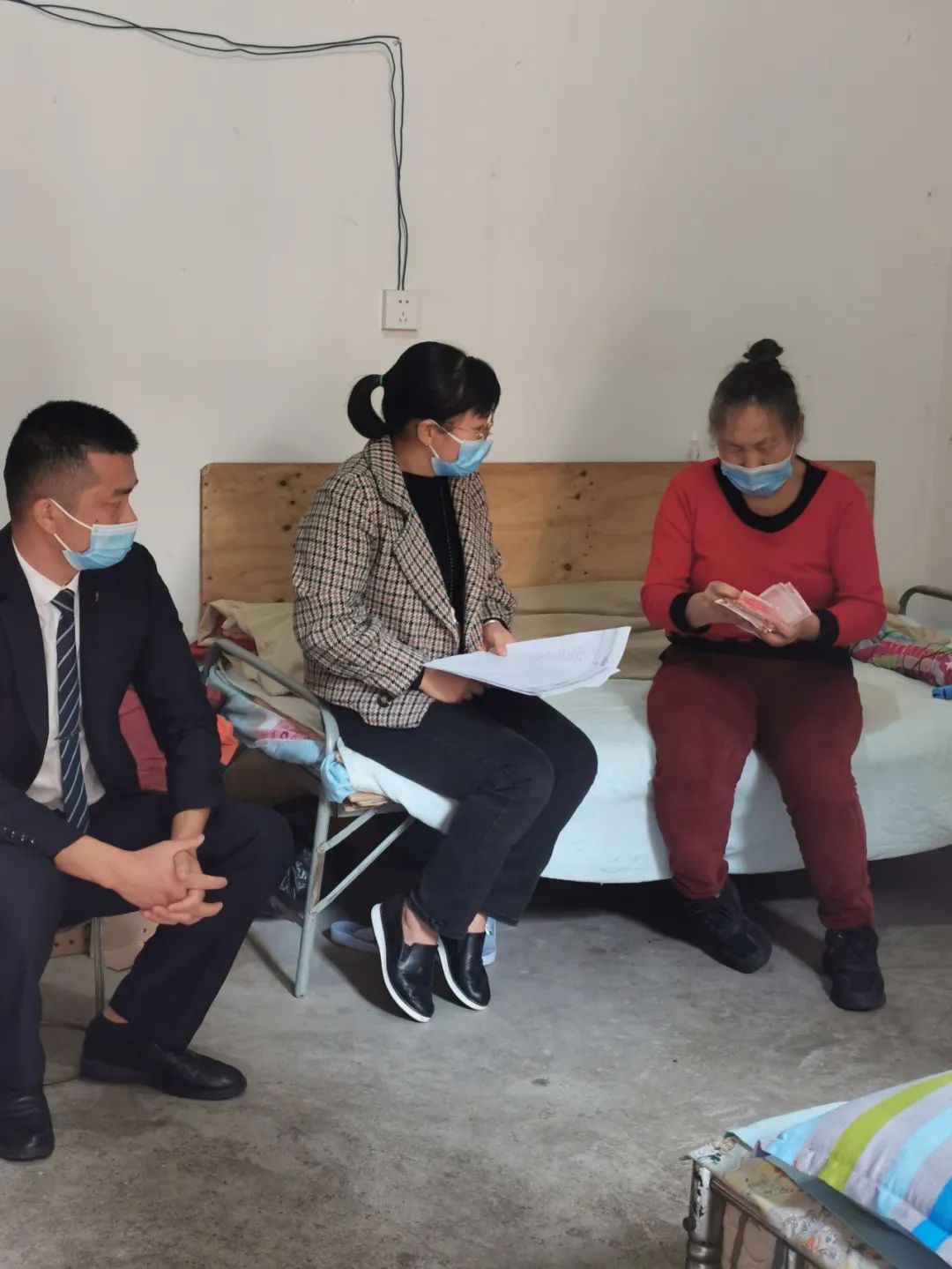 我为群众办实事母子赡养起纠纷现场调解续亲情