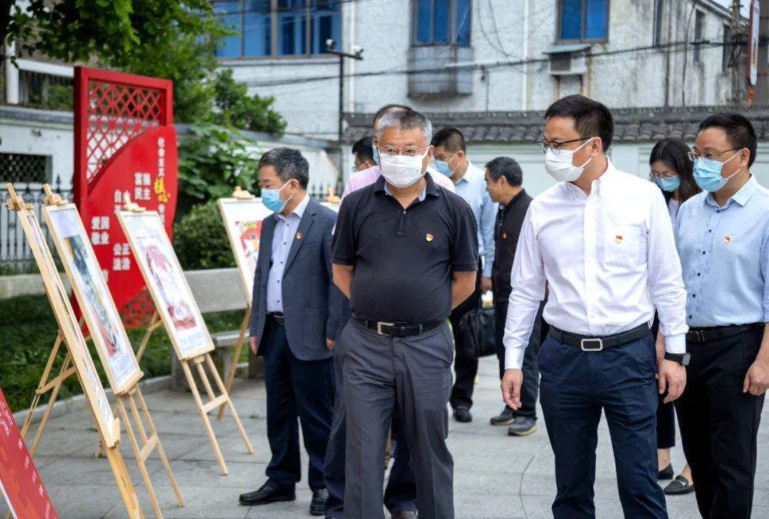 与会人员会前参观相关作品展▲与会人员会前参观杨贤江纪念馆展陈原