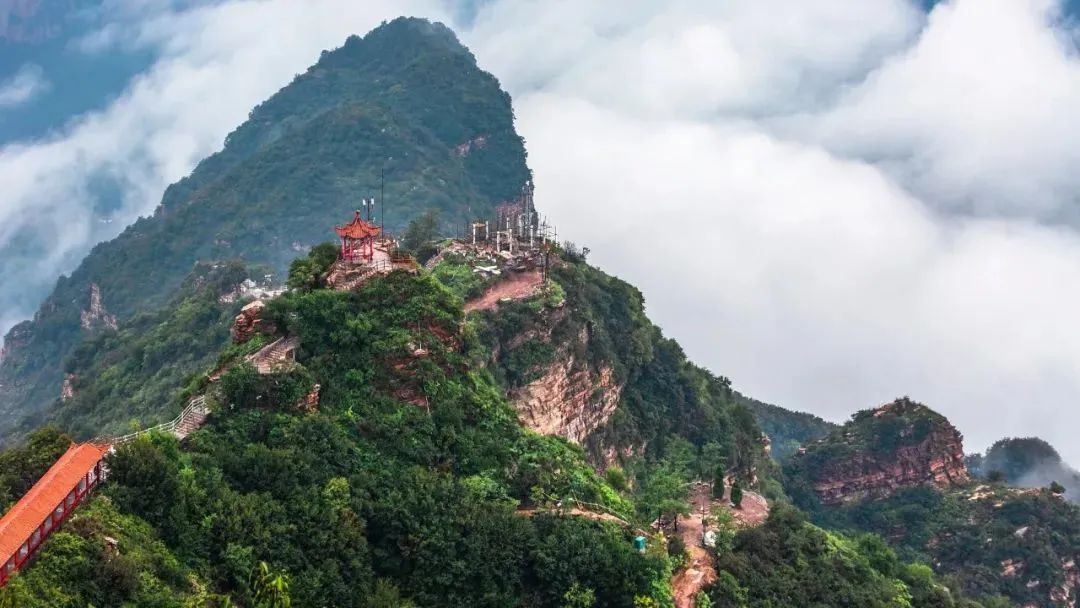 雲海繞著天梯,頗有一番騰雲駕霧的感覺,故稱為