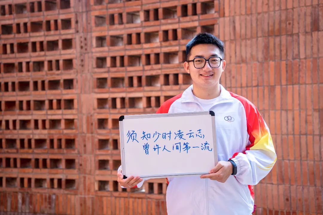 高考冲刺浙大学子穿上高中校服为你加油